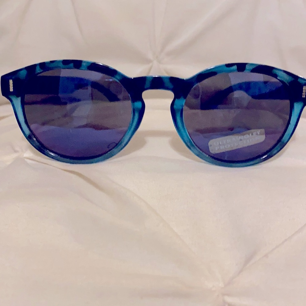 BLUE ANIMAL PRINT SUNGLASSES